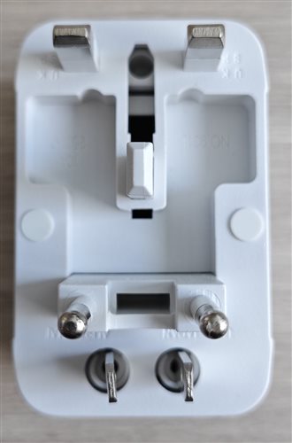 univerzálny cestovný adaptér 4
